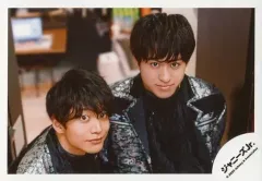 【中古】生写真(ジャニーズ) 関西ジャニーズJr./古謝那伊留・今江大地/横型・上半身・衣装黒・銀・両手下・口閉じ・カメラ目線/「関ジュ 夢の関西アイランド 2020 in 京セラドーム大阪 ～遊びにおいでや!満足 100%～」グッズオフショット/公式生写真