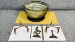 昭和レトロ 真鍮製火鉢 木製台座 火桶 火櫃 炭桶 炭櫃 山水画 彫刻 古骨董 昭和レトロ 真鍮製火鉢 木製台座 火桶 火櫃 炭桶 炭櫃 山水画 彫刻