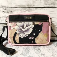 ★セール品(現品限り) 2WAY猫柄ミニショルダーバッグ 横型 黒猫と牡丹 ブラック&ピンク ファスナーポケット ハンドメイド メンズ レディース ボディバッグ ポシェット ポーチ