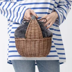 季節を問わず使える ファーのポーチ付き柳のかごバッグ（2色）オールシーズン使える。2WAY仕様のかごバッグ。