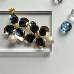 ハンドメイドアクセサリー ピアス イヤリング ブルー×ゴールド 大ぶりピアスのサムネイル