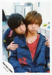 【中古】生写真(ジャニーズ) Hey! Say! JUMP/知念侑李・山田涼介/上半身・衣装青・つなぎデニム・口すぼめ・知念両手山田の肩/15夏 コンサートパンフ＆グッズ撮影オフショット/公式生写真