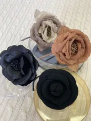 ☆コサージュ4点セット・黒お花×2　薄い茶系・グレー　ケース付き☆
