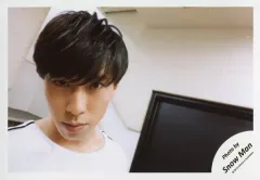 【中古】生写真(ジャニーズ) Snow Man/宮舘涼太/横型・バストアップ・衣装白・両手下・口閉じ・顎引き・カメラ目線/「ジャニーズJr.8・8祭り～東京ドームから始まる～」セルフィー/公式生写真