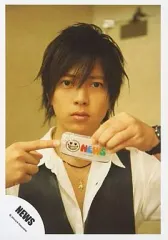 【中古】生写真(ジャニーズ) NEWS/山下智久/バストアップ/右手指差し/左手黒の腕時計/黒ベスト/白Yシャツ/公式生写真 