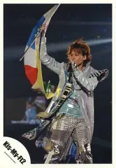 【中古】生写真(ジャニーズ) Kis-My-Ft2/千賀健永/ライブフォト・膝上・衣装銀.水色・右手旗・左手マイク/公式生写真