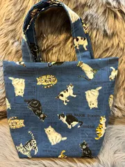 猫柄　トートバッグ　三毛猫　茶トラ　黒猫　英字 ネイビー ぐんじょいろ