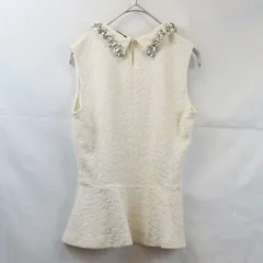 M【 one spo （ ワンスポ ）】ペプラムビジューブラウス Mサイズ ストレッチ素材 後ろボタンビジュー付き 春夏コーデに最適 甘すぎない華やかさで、春夏のワードローブに一枚加えるだけで、コーディネートの幅がぐっと広がるアイテムです♡ S0116