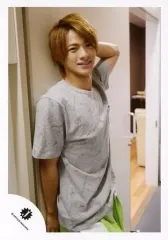 【中古】生写真(ジャニーズ) Mr.King vs Mr.Prince/平野紫耀/膝上・衣装グレー・右向き・壁に寄りかかり・左手上げ・背景白/15夏 ジャニーズJr.「Summer Paradise in TDC」パンフレット撮影オフショット/公式生写真