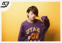 【中古】生写真(男性) SUPER★DRAGON/伊藤壮吾/横型・上半身・衣装紫・左手上げ・背景黄色/「NUMBER 9 TOUR」生写真セット～第4弾～