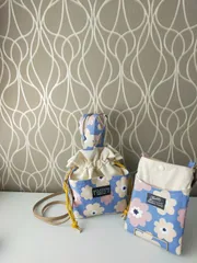 ダスティカラーのお花のスマホショルダーと巾着バッグのセット　ハンドメイド　北欧風　北欧　巾着バッグ　スマホケース　秋　くすみカラー　iPhone　android