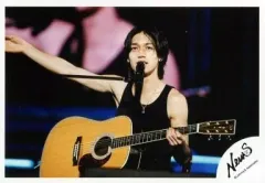 【中古】生写真(ジャニーズ) NEWS/錦戸亮/横型・タンクトップ黒・上半身・ギター・ライブフォト/公式生写真