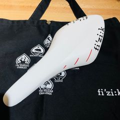 【使用少】 fizik フィジーク アリオネ R3 ホワイト 限定 カリフォルニア サコッシュ付 ALIONE R3 kiumレール カーボンベース　希少 白
