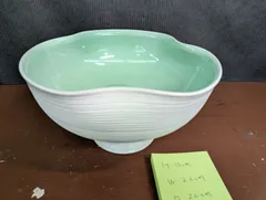 白とグリーンのかわいい花器