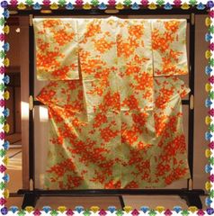 【洗える着物黄緑色に橙色椿模様の着物