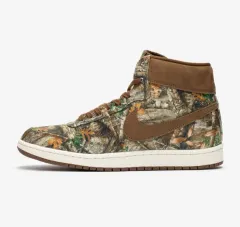 美品 ナイキ　nike　sb リアルツリー　フーディー パーカー　茶　短丈ワイド Realtree」を全面に使用したナイキ SB フリース オールオーバー