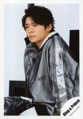 【中古】生写真(ジャニーズ) King ＆ Prince/岸優太/膝上・座り・衣装銀・黒・右手上げ・体左向き・背景白/アルバム「King ＆ Prince」MV＆ジャケ写オフショット/公式生写真