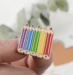 色えんぴつ エナメル ピン ブローチ 鉛筆 文房具 襟 襟ピン 小ぶり ユニーク 贈りもの 贈り物 消しゴム 筆箱 学校 学生 ペア 新品