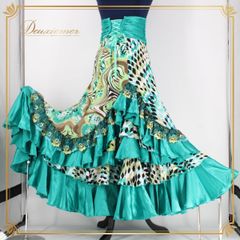 【フラメンコ衣装】グリーン SONIA JOHNES ソニアジョーンズ ファルダ ベルト スカート ボランテ フリル 青 緑 光沢 豪華 ロング ブルー ゴージャス エレガント レディース 女性用 ダンス ダンスウェア フラウェア フラ かわいい きれいめ