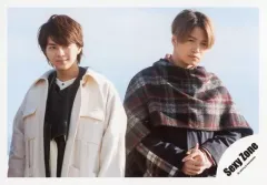 【中古】生写真(ジャニーズ) Sexy Zone/佐藤勝利・菊池風磨/横型・上半身・衣装白・黒・赤・チェック柄・佐藤目線右・菊池両手重ね・口閉じ/アルバム「PAGES」MV＆ジャケ写オフショット/公式生写真