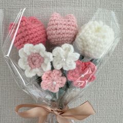 チューリップ　小さい花　桜　ピンク　もも色　花束　編み物　毛糸　枯れない花　あみぐるみ　ハンドメイド　かぎ針　プレゼント　ブーケ　お祝い　　母の日