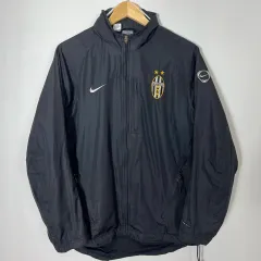 【激レア】サッカー　ユベントス　ナイロンジャケット　カッパ　刺繍　黒 NIKE 刺繍ロゴ ユベントス ナイロンジャケット マウンテン