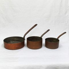 島静代古道具『六本木ビストロ・シマ調理器具　赤銅片手鍋2点、赤銅片手平鍋、赤銅坊主鍋（アメ細工、カラメル用）』アンティーク