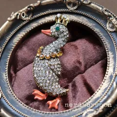 王冠をかぶったアヒルのブローチ　鳥 アンティーク調 ヴィンテージ調 かわいい 生き物 アニマル レトロ コサージュ 新品未使用 NerD