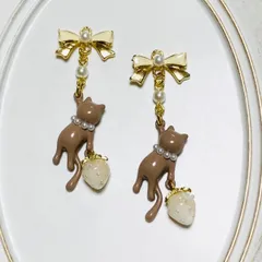 ハンドメイド　リボンといちごを持ったブラウン猫〈ピアス/イヤリング/チャーム〉