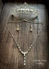 大人のシンプルデザイン　煌めくラインストーンのティアラ、ネックレス、ピアスの3点セット
