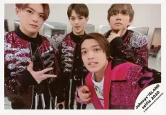 【中古】生写真(ジャニーズ) ジャニーズJr./松倉海斗・宮近海斗・中村海人・原嘉孝/横型・膝上・衣装黒・紫・松倉右手上げ・原前屈み/Johnnys’ ISLAND セルフィー 2020/公式生写真
