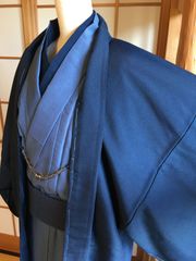 PMA1031BL　≪花ラブリ≫ 新品　着物　男性　メンズアンサンブル　洗える着物　ワンタッチ角帯　Lサイズ　L　ネイビー系　ブルー系　紺色系　パパ　父　和装　和服　和柄　和風　リョウコキクチ　RYOKO KIKUCHI
