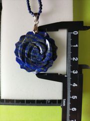 天然石 ラピスラズリの薔薇(ばら)のネックレスです。チェーンはラピスラズリ！