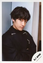 【中古】生写真(ジャニーズ) Aぇ! group/佐野晶哉/上半身・衣装黒・腕組み・右向き・カメラ目線・寄りかかり/「関ジュ 夢の関西アイランド 2020 in 京セラドーム大阪 ～遊びにおいでや!満足 100%～」グッズオフショット/公式生写真