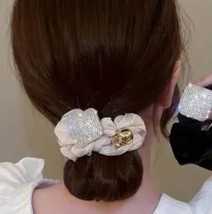 シュシュ レディース オフホワイト ビジュー ゴールド ヘアゴム ヘアアクセサリー 大人かわいい 上品 シフォン 韓国ファッション きれいめ パーティー 結婚式 二次会 デート お呼ばれ 普段使い まとめ髪 ポニーテール プレゼント ギフト