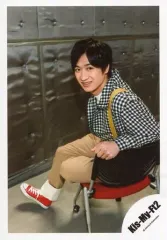 【中古】生写真(ジャニーズ) Kis-My-Ft2/宮田俊哉/全身・座り・衣装黒白ベージュ・体左向き/18初夏 コンサートパンフ＆グッズ撮影オフショット