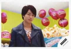 【中古】生写真(ジャニーズ) 嵐/櫻井翔/横型・バストアップ・衣装紺・背景黄緑・ポップコーン・風船/公式生写真