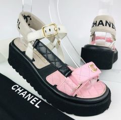 CHANEL・シャネル★フットベッド レディース レザー メタルココマーク付き アイコンロゴ刺繍 ストラップ サンダル 厚底（35）