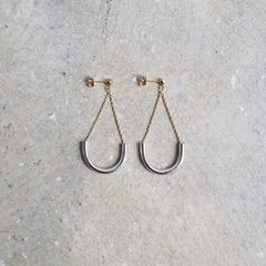 Ouca（ウーサ）ピアス／独創的でしなやかなフォルムにこだわったピアスコレクション/シルバーU型モチーフ+チェーンピアス