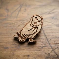【木ｔｃｈ】クルミの木・ブローチ　barn-owl（メンフクロウ）
