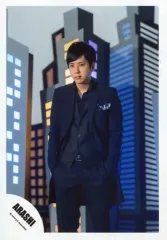 【中古】生写真(ジャニーズ) 嵐/二宮和也/膝上・衣装黒・両手ポケット・目線やや下・背景ビルのオブジェ/「復活LOVE」PV＆ジャケ写撮影オフショット/公式生写真