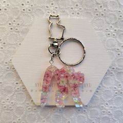 お花とパールの猫ちゃん イニシャルキーホルダー レジン