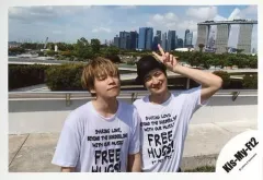 【中古】生写真(ジャニーズ) Kis-My-Ft2/千賀健永・宮田俊哉/横型・上半身・衣装白・黒・帽子・千賀両目閉じ・宮田左手ピース/アルバム「FREE HUGS!」MV＆ジャケ写オフショット/公式生写真