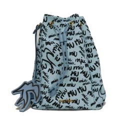 MIUMIU ミュウミュウ ドローストリング 巾着 バッグ スワロー ツバメ チャーム ロゴ 総柄 コットン パステル ブルー 未使用 ロゴメタル カナパ アストラーレ ハンドバッグ 5RM008 2C95 F0637