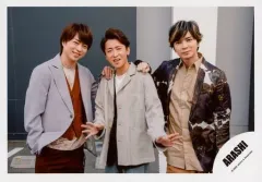 【中古】生写真(ジャニーズ) 嵐/櫻井翔・大野智・松本潤/横型・膝上・大野両手パー・櫻井右手ポケット/シングル「カイト」MV＆ジャケ写オフショット/公式生写真