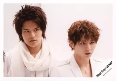 【中古】生写真(ジャニーズ) Hey! Say! JUMP/岡本圭人・山田涼介/横型・バストアップ・衣装白.ストール・視線右・背景白/公式生写真