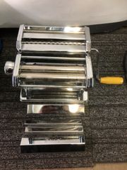 SHULE（シューレ）　PASTA MAKER（パスタメーカー）　家庭用　製麺機（麺とパスタ）　ハンドル手回し式　6.0mm巾、2.6mm巾　中古（使用による汚れ、サビがあります）