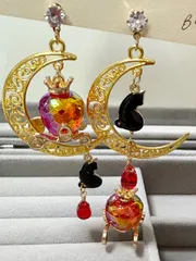 月と黒猫の馬車ピアス