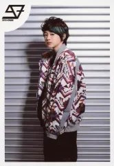 【中古】生写真(男性) SUPER★DRAGON/伊藤壮吾/膝上・衣装白.赤.グレー・左向き・左手ポケット/「5th ONEMAN LIVE TOUR「MYSTIC BOOK」生写真セット 第4.5弾