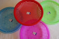 【カラフル平ザル】平ざる/盆ざる/全４色/プラスチックザル/ベトナム製/ベトナム雑貨/フルーツバスケット/エスニック/ベトナム料理/キッチュ/レトロ/台湾雑貨